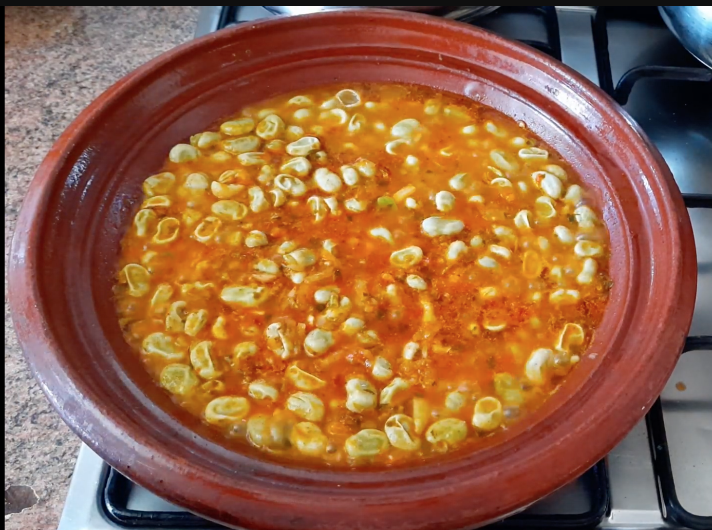 Pulpo salteado con verduras y habas con tomate.